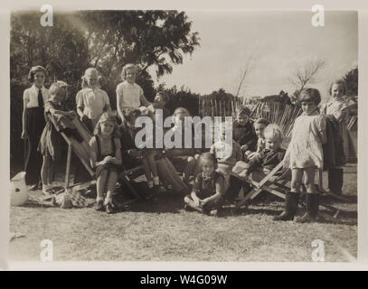 Elsie Cooper saß im Liegestuhl, wo sie die Kinderspielgruppe Electrolux, Wartime Luton 1942, leitete Stockfoto