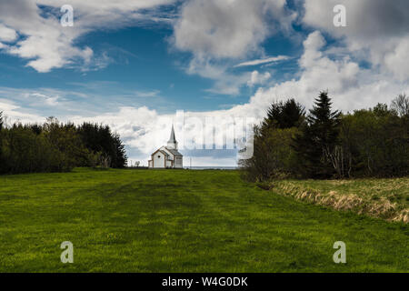 Valberg Kirche, Lofoten, Norwegen. Eine atemberaubende weiße Kirche auf Vestvagoy Insel Stockfoto