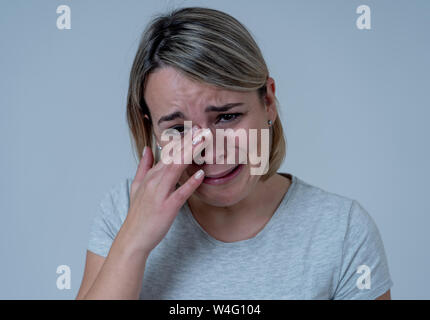 Porträt der jungen Frau weinen, traurig, depressiv, unglücklich und hoffnungslos. Gefühl, Schmerz, Trauer und Angst. In Menschen, psychische Gesundheit, gebrochene Herzen, Stockfoto