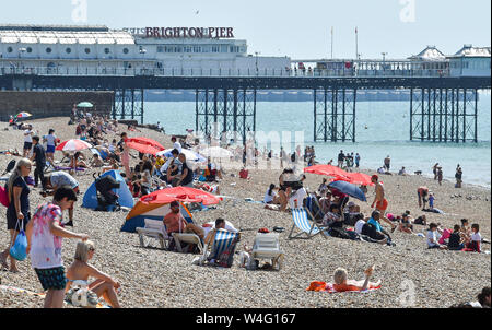 Brighton UK 23. Juli 2019 - Sunseekers Herde zu Brighton Beach, die in herrlich warmen Sonnenschein heute gebadet wird. Hitzewelle Bedingungen sind für den Südosten von Großbritannien mit Temperaturen erwartet, die Mitte der 30er Jahre heute zu erreichen und in den nächsten Tagen erwartet. Foto: Simon Dack/Alamy leben Nachrichten Stockfoto