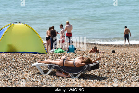Brighton UK 23. Juli 2019 - Sunseekers Herde zu Brighton Beach, die in herrlich warmen Sonnenschein heute gebadet wird. Hitzewelle Bedingungen sind für den Südosten von Großbritannien mit Temperaturen erwartet, die Mitte der 30er Jahre heute zu erreichen und in den nächsten Tagen erwartet. Foto: Simon Dack/Alamy leben Nachrichten Stockfoto