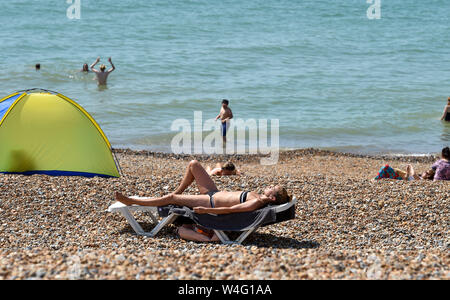 Brighton UK 23. Juli 2019 - Sunseekers Herde zu Brighton Beach, die in herrlich warmen Sonnenschein heute gebadet wird. Hitzewelle Bedingungen sind für den Südosten von Großbritannien mit Temperaturen erwartet, die Mitte der 30er Jahre heute zu erreichen und in den nächsten Tagen erwartet. Foto: Simon Dack/Alamy leben Nachrichten Stockfoto