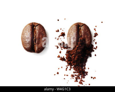 Schleifen Kaffeebohne. Geröstete Kaffeebohnen und gemahlener Kaffee auf weißem Hintergrund. Flach. Stockfoto
