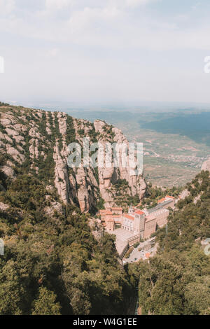 Blick auf Kloster Montserrat aus auf einem Berg. Stockfoto