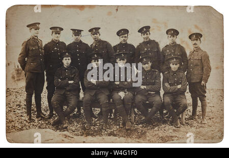 Junge Soldaten des ersten Weltkrieges posieren für ein Gruppenfoto mit einem kleinen Kätzchen. Hinten links steht der 17-jährige Richard Henry Cooper. Stockfoto