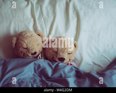 Zwei Teddybären im Bett, Teddybär Liebhaber. Valentine Konzept, zwei teddybären Paar, Vintage Retro romantisch. Ungewöhnlich kreative valentine Gruß ca Stockfoto