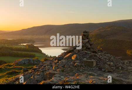 Blick von Eibe Crag mit Blick auf Ullswater bei Sonnenaufgang Stockfoto