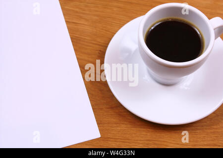 Schwarzen Kaffee und Papier auf dem Schreibtisch Stockfoto