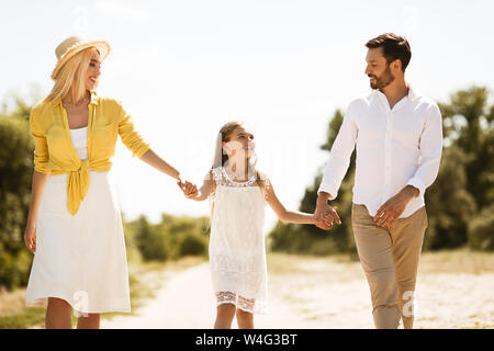 Happy Family Wanderungen in Landschaft und Spaß haben Stockfoto