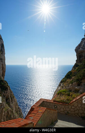 Fußweg und Treppe zum Sterben Grotta Nettuno und Blick über das Meer in Sardinien (Alghero) Stockfoto