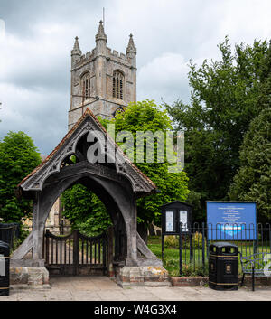 Der Uhrturm und Lich Tor der St. Michaels Kirche in Märkte Stockfoto