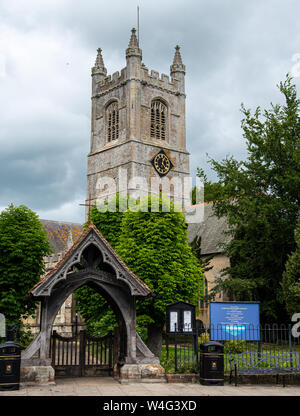 Der Uhrturm und Lich Tor der St. Michaels Kirche in Märkte Stockfoto