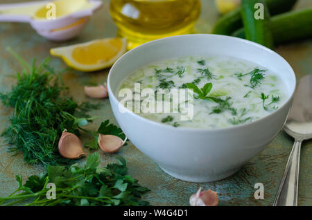 Traditionelle türkische Trinken cacik oder Tzatziki. aus Joghurt, Knoblauch und Gurken. Stockfoto