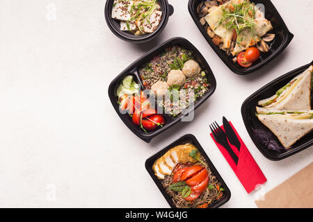 Nehmen Sie gesundes Essen in einer Blackbox für Ernährung Ernährung auf Weiß Stockfoto