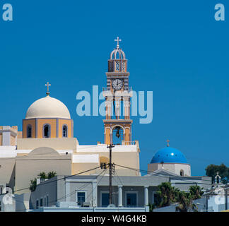 Die twin Kuppeln und Glockenturm von St. Johannes der Täufer Kirche in Fira, mit einer Kuppel in der traditionellen Santorini blau. Stockfoto