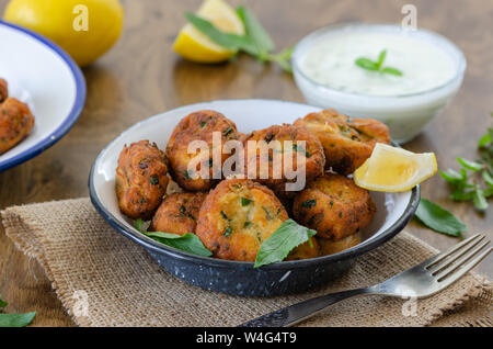 Weißer Käse und Joghurt mit Zucchini Kugel, saisonalen Gerichten, Gemüse Frikadellen auf dem Tisch. Stockfoto