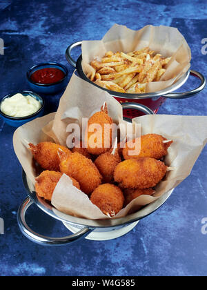 Frittierte panierte Krabbe - aromatisiert Surimi, mit Pommes frites Stockfoto