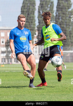 Berlin, Deutschland. 23. Juli, 2019. Maximilian Mittelstädt (l) und Sidney Friede kämpfen um den Ball. Credit: Soeren Stache/dpa/Alamy leben Nachrichten Stockfoto