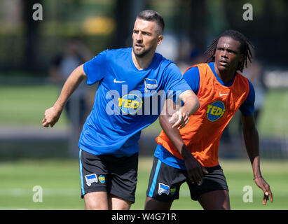 Berlin, Deutschland. 23. Juli, 2019. Vedad Ibisevic (l) und Dedryck Boyata warten auf den Ball. Credit: Soeren Stache/dpa/Alamy leben Nachrichten Stockfoto