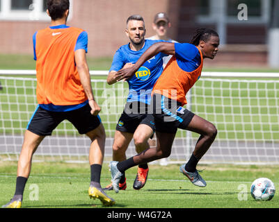 Berlin, Deutschland. 23. Juli, 2019. Vedad Ibisevic (M) und Dedryck Boyata (r) kämpfen um den Ball. Credit: Soeren Stache/dpa/Alamy leben Nachrichten Stockfoto