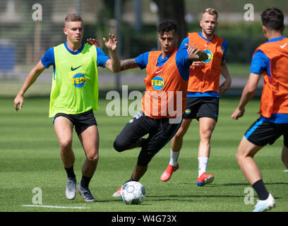 Berlin, Deutschland. 23. Juli, 2019. Maximilian Mittelstädt (l) und Davie Selke (M) kämpfen um den Ball. Credit: Soeren Stache/dpa/Alamy leben Nachrichten Stockfoto