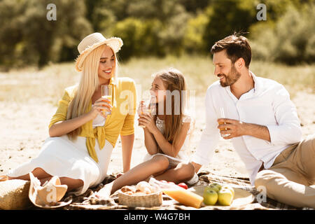 Junge Familie mit Picknick im Freien, in der Natur ruhen Stockfoto