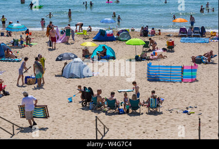 Bournemouth, Dorset UK. 23. Juli 2019. UK Wetter: Tausende strömen zu den Stränden von Bournemouth während der Hitzewelle auf einem glühend heißen und sonnigen Tag. Credit: Carolyn Jenkins/Alamy leben Nachrichten Stockfoto