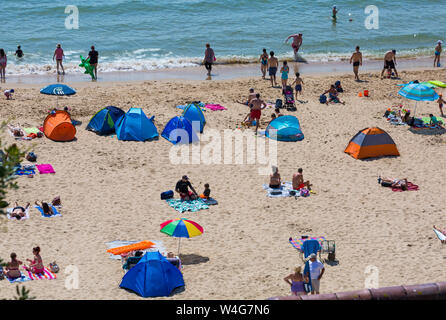 Bournemouth, Dorset UK. 23. Juli 2019. UK Wetter: Tausende strömen zu den Stränden von Bournemouth während der Hitzewelle auf einem glühend heißen und sonnigen Tag. Credit: Carolyn Jenkins/Alamy leben Nachrichten Stockfoto