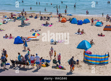 Bournemouth, Dorset UK. 23. Juli 2019. UK Wetter: Tausende strömen zu den Stränden von Bournemouth während der Hitzewelle auf einem glühend heißen und sonnigen Tag. Credit: Carolyn Jenkins/Alamy leben Nachrichten Stockfoto