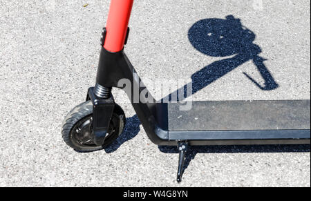 Hamburg, Deutschland. 23. Juli, 2019. Der Schatten eines Helm auf dem Griff eines elektrischen Pedal Roller kann an einer Vermietstation gesehen werden. Quelle: Markus Scholz/dpa/Alamy leben Nachrichten Stockfoto