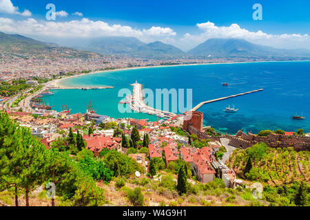 Landschaft von Alanya mit Marina und Kizil Kule Roter Turm in Antalya, Türkei, Asien. Bekannte touristische Destination mit hohen Bergen. Sommer Bri Stockfoto