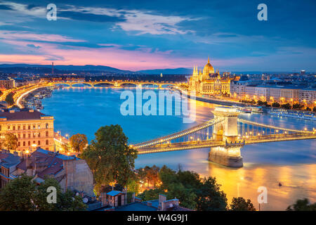 Budapest, Ungarn. Antenne Stadtbild Bild von Budapest Kettenbrücke und Parlamentsgebäude im Sommer Sonnenuntergang. Stockfoto