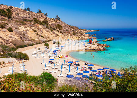 Schöne Landschaft in der Nähe von Nissi Beach und Cavo Greco in Ayia Napa, Zypern Insel, Mittelmeer. Erstaunlich Grün Blau des Meeres und sonnigen Tag. Stockfoto