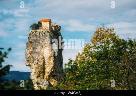 Katskhi Säule. Georgische Wahrzeichen. Mannes-Kloster in der Nähe des Dorfes Katskhi. Die orthodoxe Kirche und die Abt-Zelle auf einer felsigen Klippe. Imeretien, Geo Stockfoto