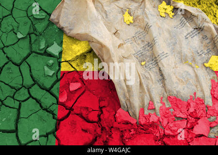 Die Fahne von Benin, die Fahne wird auf Rissige Erde dargestellt. Ökologie Konzept mit Umweltverschmutzung von Haushalts- und Industrieabfällen. Stockfoto