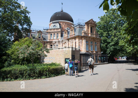 London, Großbritannien. 23. Juli, 2019. Die Menschen genießen die heißen Wetter und einen fantastischen Blick auf London Greenwich Park. Die Prognose ist für die ungewöhnlich hohen Temperaturen steigen im Laufe der Woche weiter. Die Temperatur war 33 C Mittags mit strahlendem Sonnenschein und blauer Himmel. Credit: Keith Larby/Alamy leben Nachrichten Stockfoto