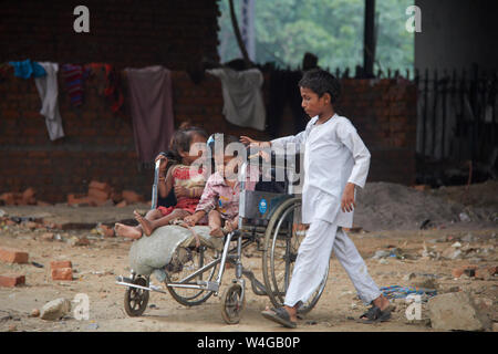 Armes Kind im Rollstuhl Stockfoto