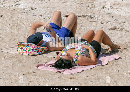 Southport, Merseyside. UK Wetter. 23. Juli 2017. 28°C an der Küste wie Kinderwagen in Shorts, sun Hüte genießen Sie eine Brise auf der Resorts Promenade. Credit: MediaWorldImages/AlamyLiveNews Stockfoto