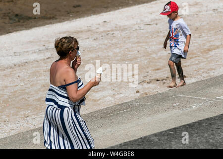 Southport, Merseyside. UK Wetter. 23. Juli 2017. 28°C an der Küste wie Kinderwagen in Shorts, & Sonne Hüte genießen Sie eine Brise auf der Resorts Promenade. Credit: MediaWorldImages/AlamyLiveNews Stockfoto