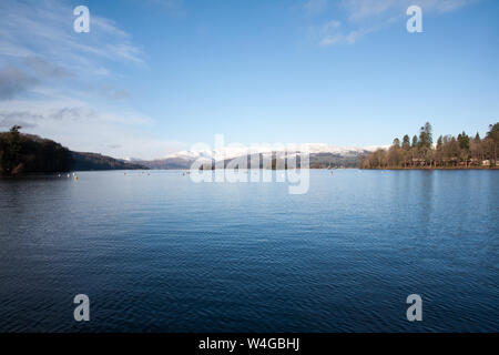 Die schneebedeckten Fairfield Hufeisen über Ambleside vom Ufer des Sees Bowness-on-Windermere auf eine helle Winter Tag der Lake District, Cumbria England Stockfoto