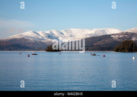 Die schneebedeckten Fairfield Hufeisen über Ambleside vom Ufer des Sees Bowness-on-Windermere auf eine helle Winter Tag der Lake District, Cumbria England Stockfoto