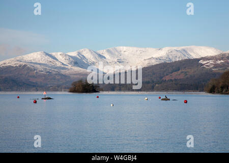 Die schneebedeckten Fairfield Hufeisen über Ambleside vom Ufer des Sees Bowness-on-Windermere auf eine helle Winter Tag der Lake District, Cumbria England Stockfoto