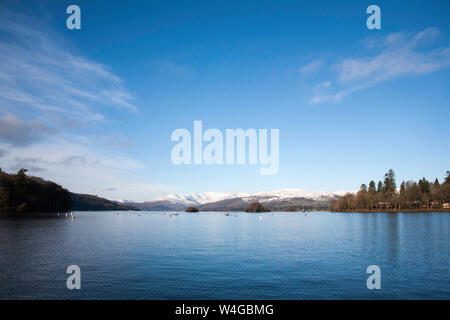 Die schneebedeckten Fairfield Hufeisen über Ambleside vom Ufer des Sees Bowness-on-Windermere auf eine helle Winter Tag der Lake District, Cumbria England Stockfoto