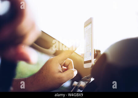 Smart Phone auf magnet Car Mount Halterung für Mobiltelefon Gps Stockfoto