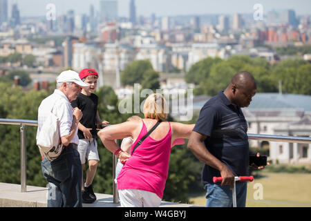 London, Großbritannien. 23. Juli, 2019. Die Menschen genießen die heißen Wetter und einen fantastischen Blick auf London Greenwich Park. Die Prognose ist für die ungewöhnlich hohen Temperaturen steigen im Laufe der Woche weiter. Die Temperatur war 33 C Mittags mit strahlendem Sonnenschein und blauer Himmel. Credit: Keith Larby/Alamy leben Nachrichten Stockfoto