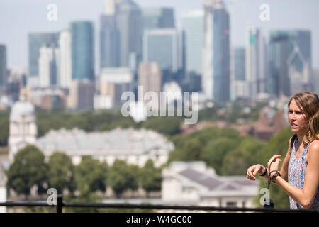 London, Großbritannien. 23. Juli, 2019. Die Menschen genießen die heißen Wetter und einen fantastischen Blick auf London Greenwich Park. Die Prognose ist für die ungewöhnlich hohen Temperaturen steigen im Laufe der Woche weiter. Die Temperatur war 33 C Mittags mit strahlendem Sonnenschein und blauer Himmel. Credit: Keith Larby/Alamy leben Nachrichten Stockfoto