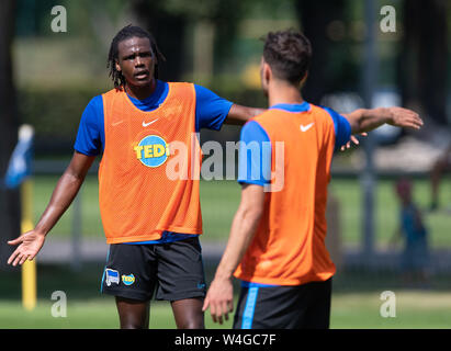 Berlin, Deutschland. 23. Juli, 2019. Dedryck Boyata (l) beschwert sich bei einem Mannschaftskameraden während des Trainings. Credit: Soeren Stache/dpa/Alamy leben Nachrichten Stockfoto
