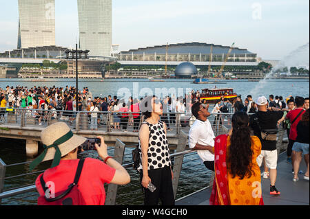 18.07.2019, Singapur, Republik Singapur, Asien - Touristen posieren für Fotos entlang des Singapore River in die Marina Bay. Stockfoto