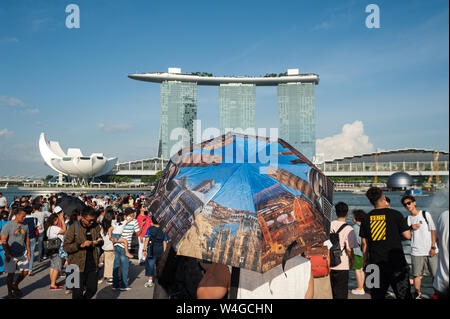 19.07.2019, Singapur, Republik Singapur, Asien - Touristen besuchen Merlion Park entlang des Singapore River in die Marina Bay Sands Hotel. Stockfoto