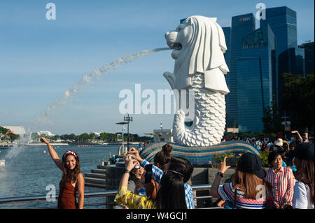 19.07.2019, Singapur, Republik Singapur, Asien - Touristen posieren für Fotos im Merlion Park entlang dem Singapore River. Stockfoto